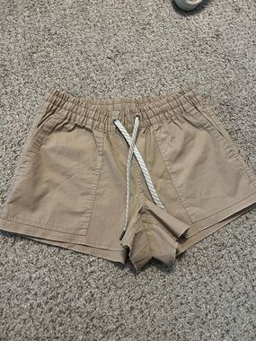 Vuori Drawstring Cotton Shorts in Khaki